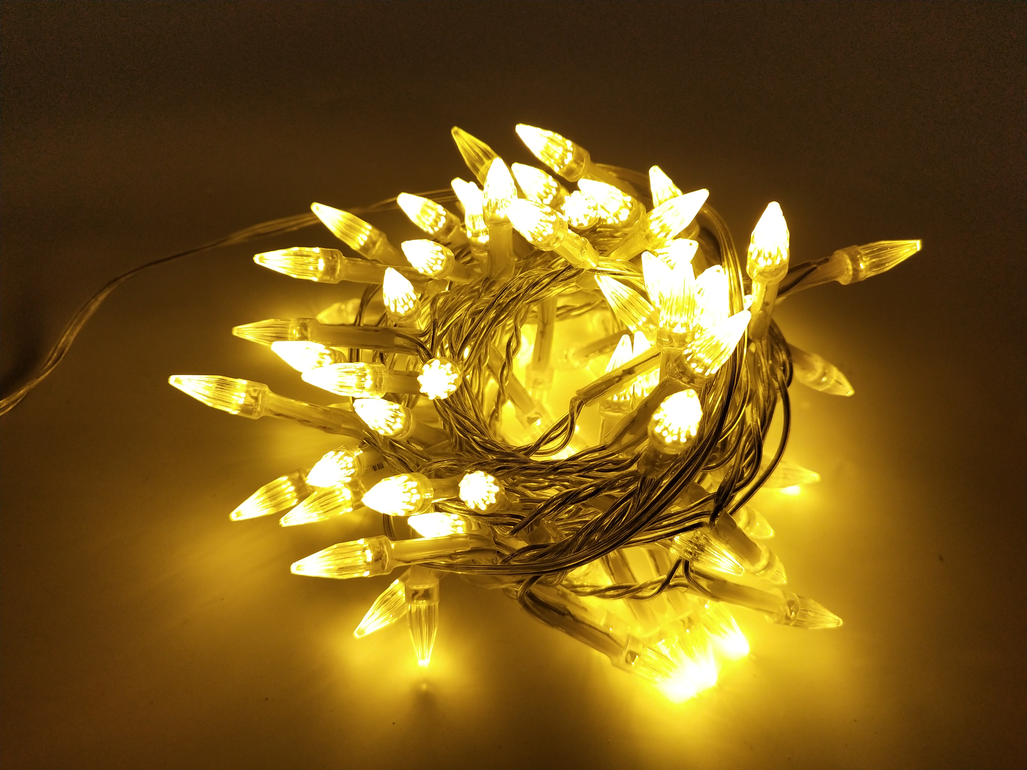 Diamond-shaped  bulb string light